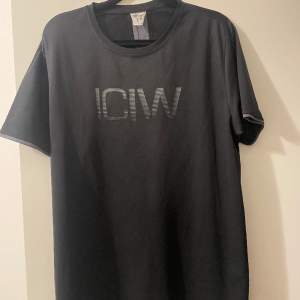 Tränings-T-Shirt från ICIW. Använd flera gånger men fortfarande hel. Lite slitage på loggan.