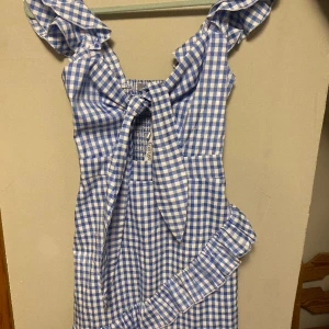 Klänning - Perfekt klänning till högtider som midsommar, kräftskiva osv eller sommar. Aldrig använd helt ny söt och elegant