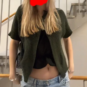 Grön bolero  - Säljer denna super fina bolero aktiga kofta. Bara använt 1 gång. Osäker på storlek men sitter bra på mig som oftast har s, men skulle nog passa xs-l beroende på hur man vill den ska sitta🥰