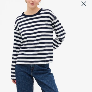 Randig tröja  - Skönt och snygg tröja. Men inte min typ. Blå randig tröja