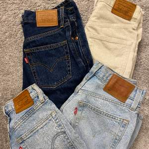 Säljer fyra par Levis jeans, perfekt skick inga defekter alls. 2000kr för alla eller 500kr/styck. Tre par är jeans och de beiga är manchesterbyxor. Storlekarna står på andra bilden. Ljusblå - 501 resten i ribcage straight❤️