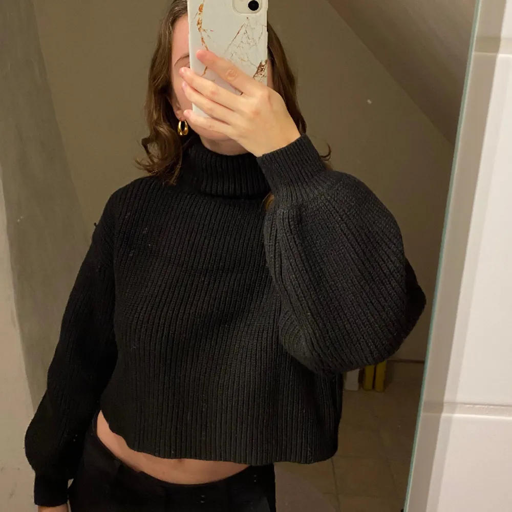 En stickad tröja från Monki med turtleneck! Superfin och mysig💓. Tröjor & Koftor.