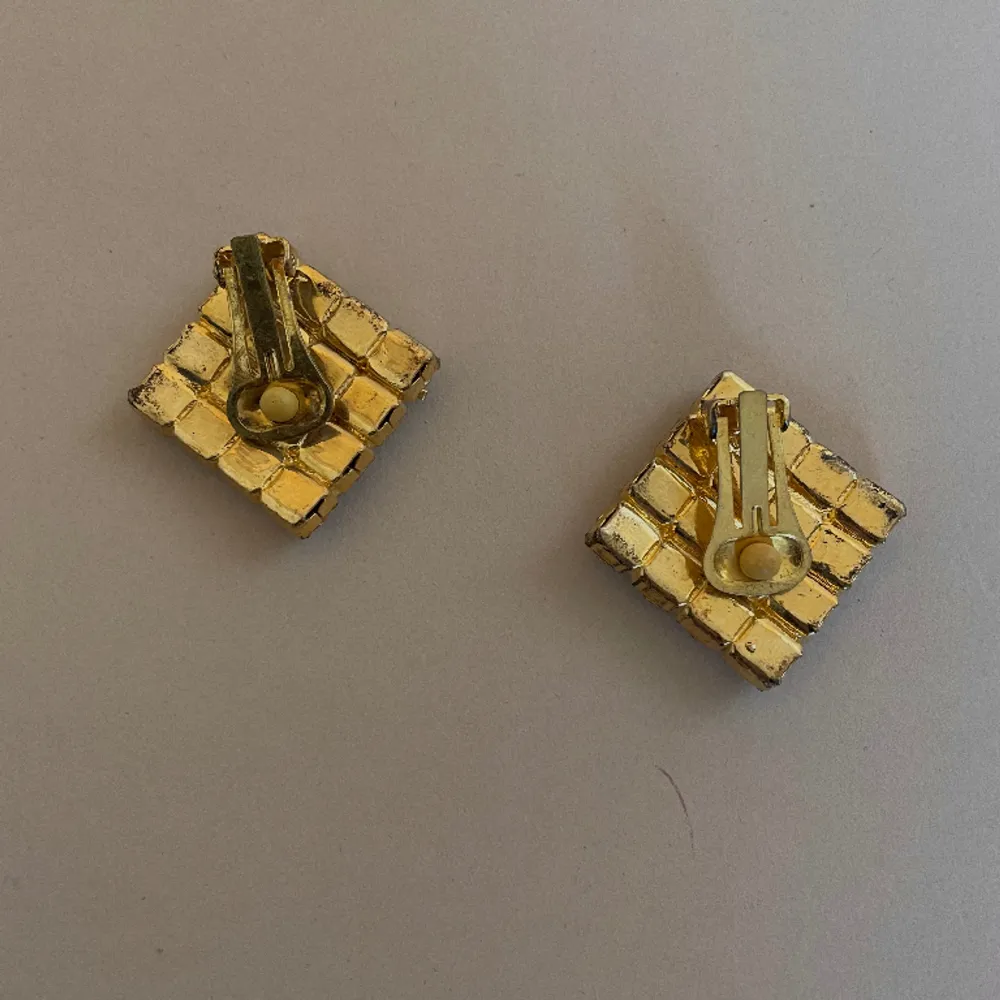 Set of Vintage Golden Clip earrings with a square grid of crystals. A lovely vintage gift.   Very Good Condition  Clip Earrings.. Accessoarer.