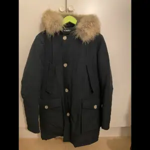 Varm och skön parkas från Woolrich som har skötts väl. Pälsen har vårdats väl och jackan i sig är i väldigt bra skick. Nypris 9000kr, pris kan diskuteras vid snabb affär.