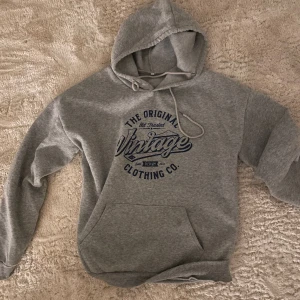 Vintage hoodie  - Din hoodie hyvsatt bra skick och väldigt mjuk. Kan även tänka mötas upp i malmö