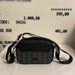 Lacoste Axelremsväska  - Säljer min Lacoste axelremsväska då jag köpt en ny väska | Skick: 9/10 | storlek: inte så jätte stor man får plats med en mobil o lite andra små grejer kan skicka mått privat om de skulle önskan!