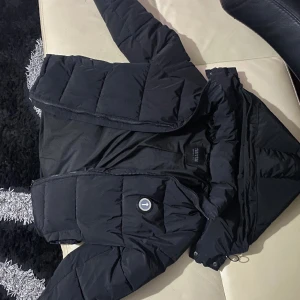 Trapstar Jacka - Då vill jag sälja min Trapstar jacka för att jag har tröttnat på den  Väldigt fin skicka förutom en liten repa vid medjan på innesidan men den syns inte men annars väldigt fin och ren jacka  Priset går att diskutera  Tagg och påse finns 