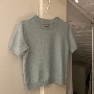 Stickad tröja  - Hej, säljer min super snygga hm tröja i en ljusblå fin färg. Slutsåld