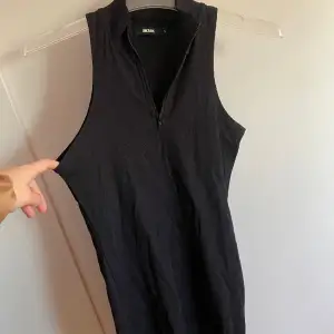 Tight klänning från bikbok med dragkedja