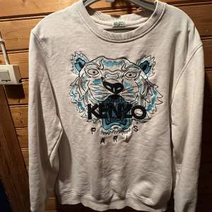 Kenzo sweatshirt i vit med en blå tiger, tröjan har inga defekter och original priset är 2299 kr