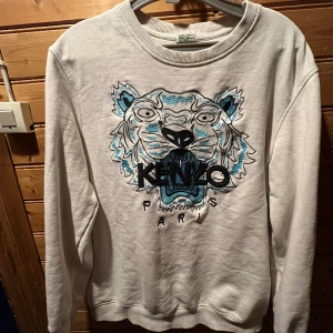 KENZO sweatshirt  - Kenzo sweatshirt i vit med en blå tiger, tröjan har inga defekter och original priset är 2299 kr