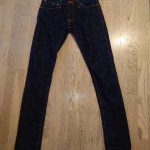 Tjenare, ett par nudie jeans. Modell: long john slim 28/32. Byxorna har inga tecken på användning och är i nyskick.