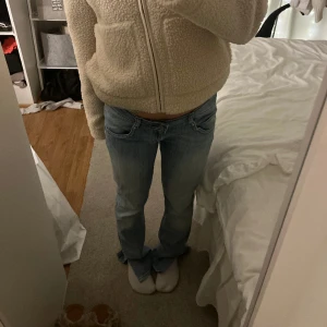 Lee jeans  - Säljer mina lågmidjade Lee jeans i storlek W28 L31 då de inte sitter som jag vill. Lite långa på mig som är ca 164. Slitsen längst ner har jag klippt själv🤍Kontakta för fler bilder eller om du vill köpa.