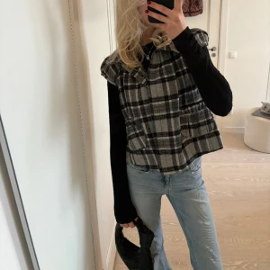 Kortärmad jacka/ kofta - Så himla fin kortärmad jacka/ kofta från märket ”kabaret” som är köpt secondhand i paris men den är i bra skick🥰