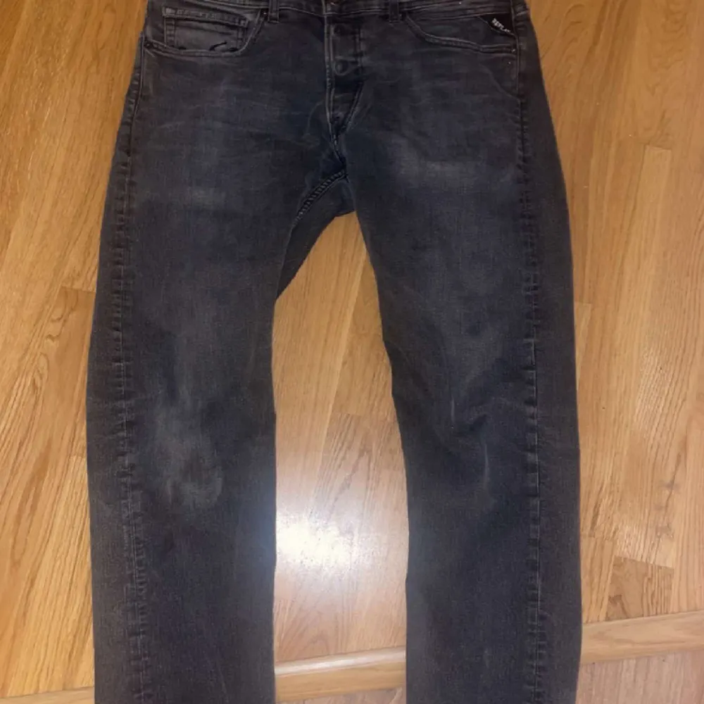 Säljer nu dessa gråa jeans ifrån Replay, storlek 32/32.  Välvårdade jeans med mycket bra skick!  Pris kan diskuteras.. Jeans & Byxor.