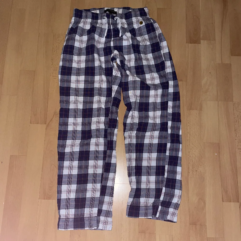 Pyjamasbyxor från pernilla wahlgrens märke köpta på gekås💕 Köpte dom för cirka ett år sedan men inga tydliga tecken på användnig🩷 Original pris: 299kr. Jeans & Byxor.