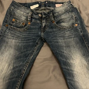 Lågmidjade jeans  - Säljer dessa lågmidjade jeans då de är för små på mig och kommer inte till användning! Köpta från sellpy och märket är Herrlicher. Köpte de för 600 kr och säljer för 450! Storlek är 27/32💕