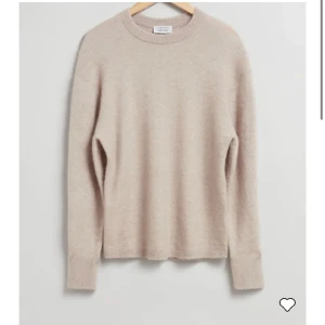 Stickad tröja i alpacka  - Jag säljer en jätte mysig och fin stickad tröja i Alpacka, helt oanvänd men utan prislapp, från & other stories💕tröjan kostade 790 kr som ny pris, köparen står för frakt. tröjan ör i färgen sand❤️