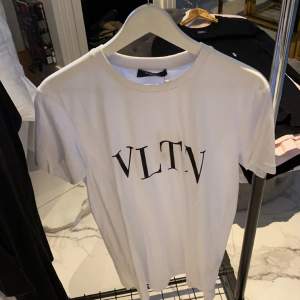 Valentino t-shirt säljs pga lagret måste ut för att vi får nya kläder efter nyår