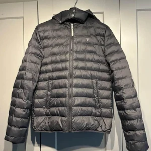Gant Jacka - I Bra skick. Passar strlk S. Säljer på grund av inte använder den längre.