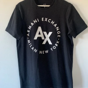 T-shirt  - Svart T-shirt med vitt tryck, från Armani, i väldigt fint skick. 
