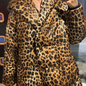 Leopard jacka zara - Säljer min leopardjacka från zara, så snygg och så skön! Storlek M