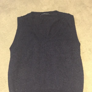 Sticad kortärmad  - Säljer en jätte fin stickad kortärmad tröja från brandy. Priset är självklart diskuterbart och det är bara att skriva vid frågor eller fler bilder!💕