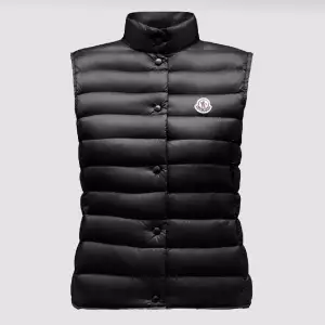 Svart Moncler vest i storlek 0. Köpt 2022 och knappt använd. Egna bilder finns. Nypris 8935kr