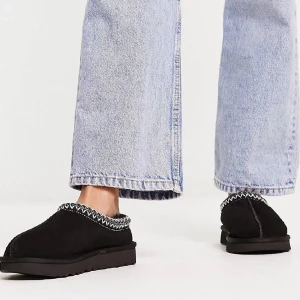 UGG tasman - Superfina UGG Tasman i storlek 37!! Köpta för ca 1600kr, givetvis äkta. De är i superfint skick och endast använda inomhus. Säljer de eftersom de inte kommer till användning.  Hör av dig om du är intresserad så kommer vi fram till ett bra pris🥰🥰