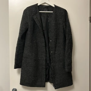 Kappa - Säljer denna mörkgråa kappan i fint skick. Slits baktill. 