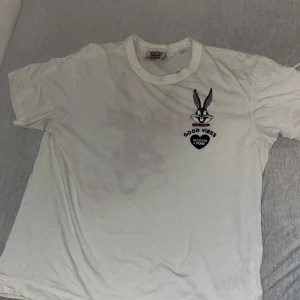 Scotch and soda x Looney Tunes - Köpte från designer only i Gbg, använde mycket i sommaren men det är fortfarande i bra kondition, texten där bak är sytt in så det ser typ nästan 3d ut. Nypris: 1200. Pris går att diskuteras vid snabb affär😊