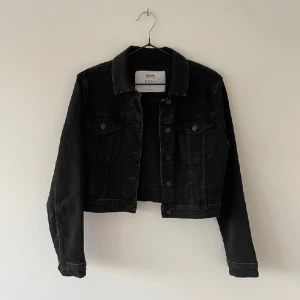 black cropped jacket - cropped denim jacket in a really good condition 💓