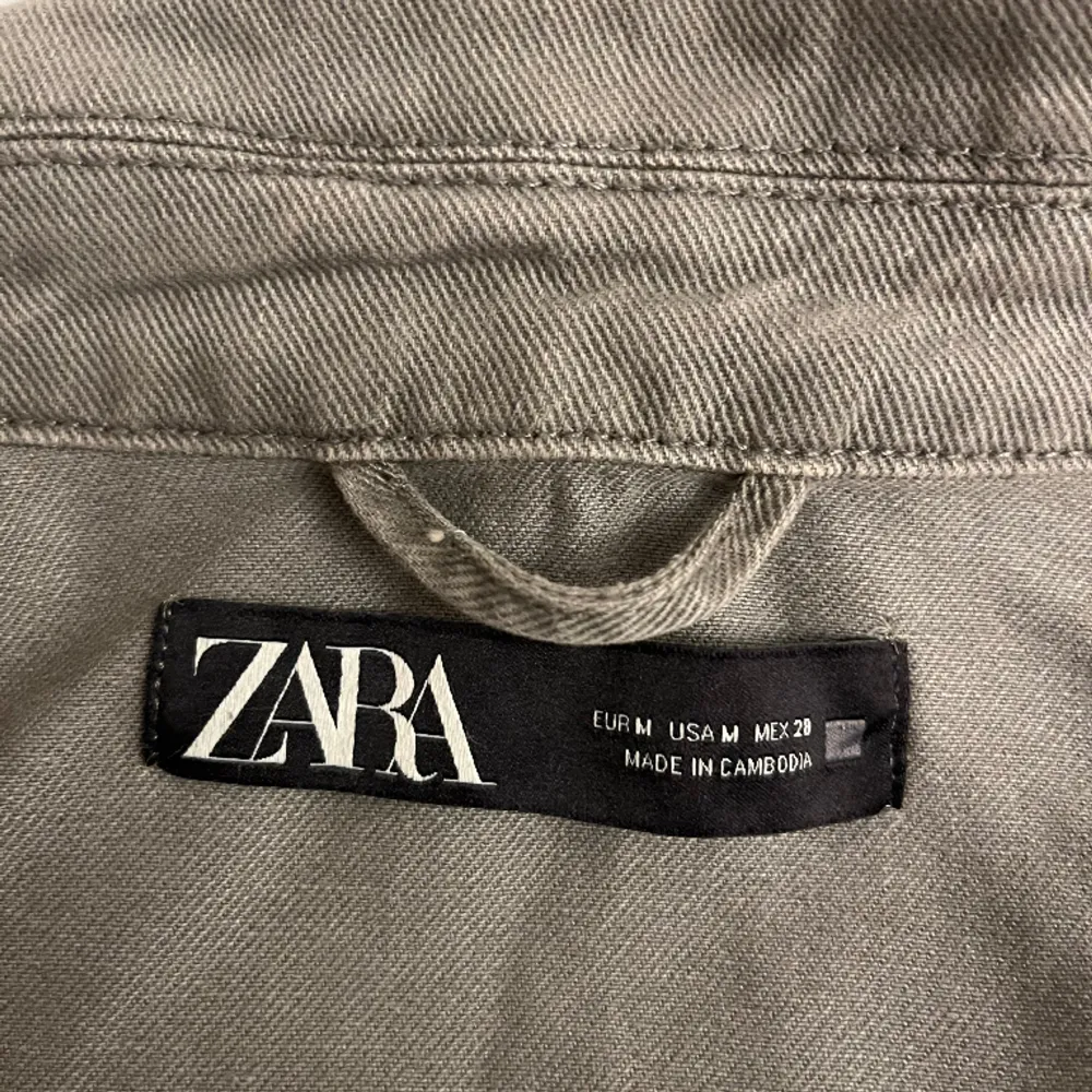 Säljer min favorit jacka från Zara. Säljer den för den är förkort för mig och vill köpa den i större storlek.  Hittar inte den på hemsidan så de är antagligen slutsåld. Säljer den för 300kr. . Jackor.