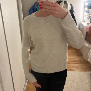 Stickad tröja - Skön stickad tröja men den är lite nopprig💕