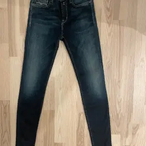 Nya Replay jeans, stl. 27/30. Färg- Mörkblå