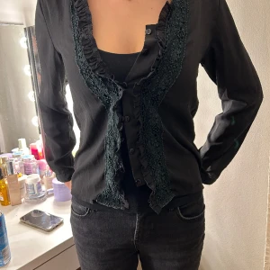 Tunn kofta/topp - En jättefin tunn kofta, kan användas stängd som en vanlig topp också!  Från DRY LAKE i storlek XS Köpt för 499 och är i jättebra skick! Frakt ingår 🥰