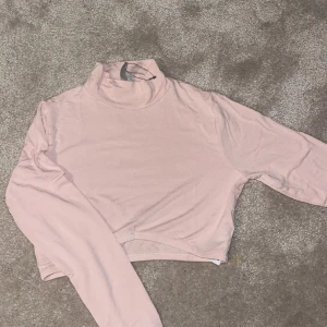 Rosa polotröja  - En croppad rosa polotröja, som aldrig använts pga för liten 