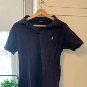 Ralph lauren pike - Hej jag säljer min Polopiké som är hyfsat använd men ändå bra skick. Storleken är XXL i barnstorlek men skulle säga XS eller S i vuxenstorlek. Hör av er vid minsta funderingar.