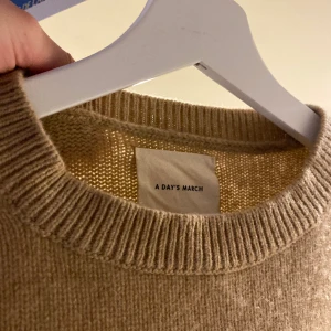 A day’s march tröja - Säljer min cammelbeige/bruna stickade tröja från a day’s march i st xs. Den passar mig som är 172 och är inte kort i armarna osv. Säljer pga att jag inte använder den så mkt.