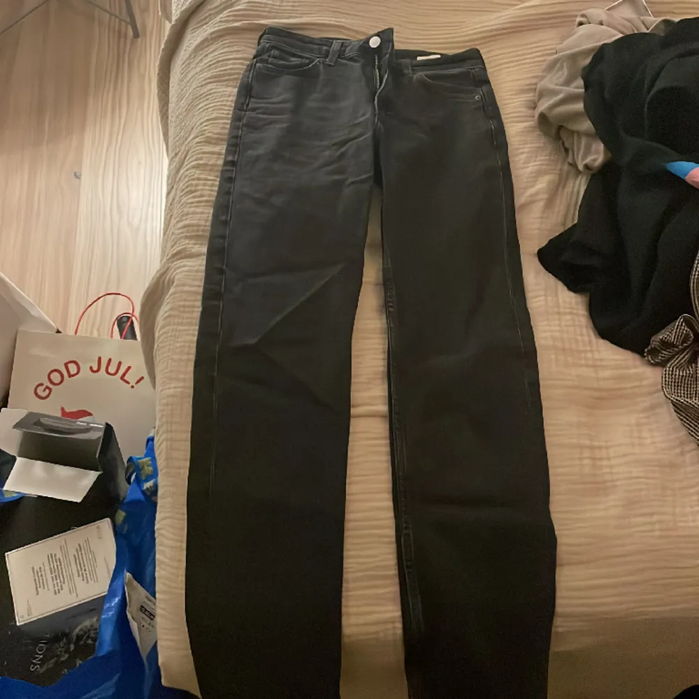 Säljer Weekday jeans i modellen ”smooth”. Storlek 24/30 . Köpte för 550kr så tänker mig 200kr + frakt. Skriv för frågor 🤍. Jeans & Byxor.