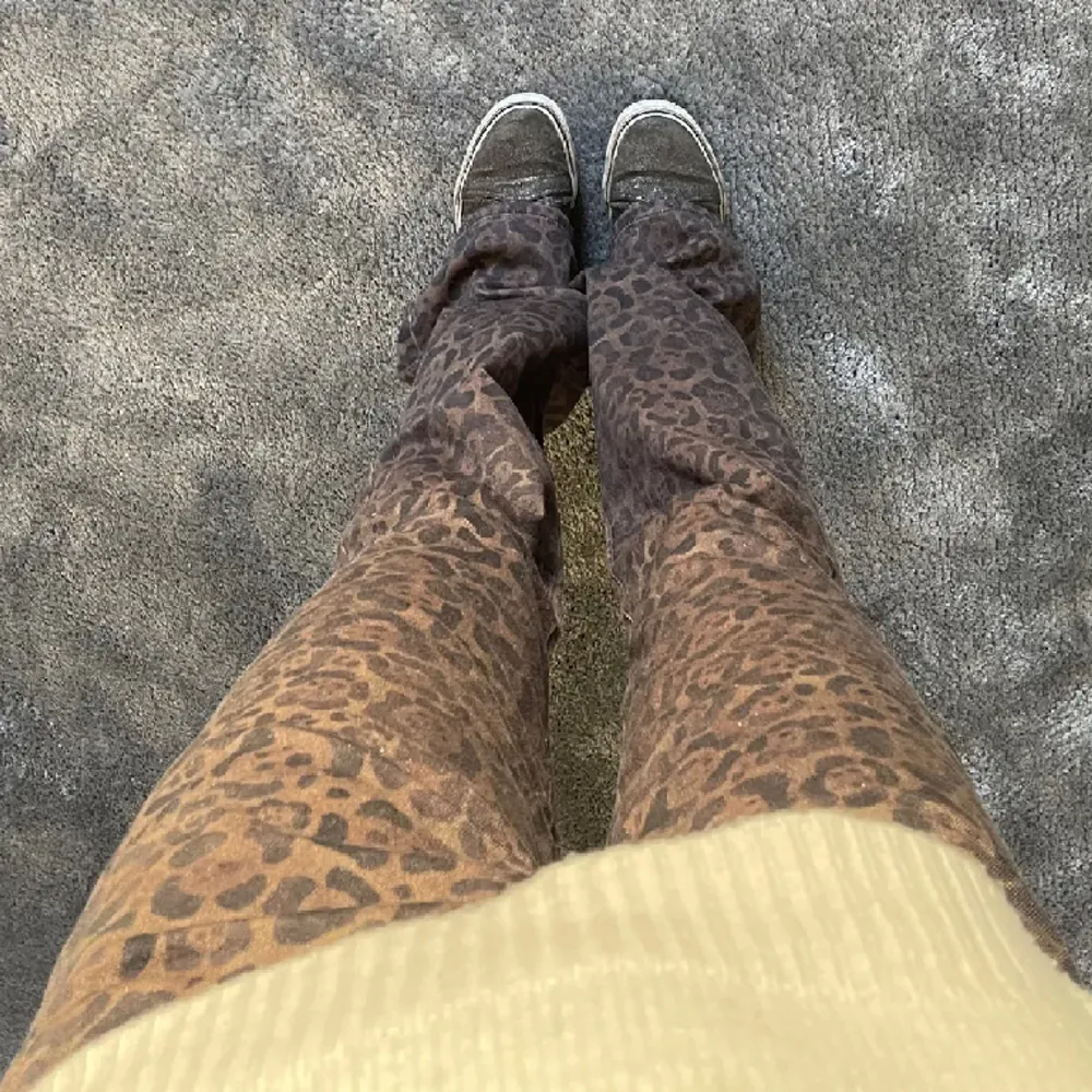 Intressekoll på dessa skitsnygga jeansen med leopardmönster! Inga defekter. Aslånga på mig som är typ 170! Lånade bilder** 🩷 Innerbenslängden: 85, Totallängden: 111, Midjemått tvärs över: 39 . Jeans & Byxor.