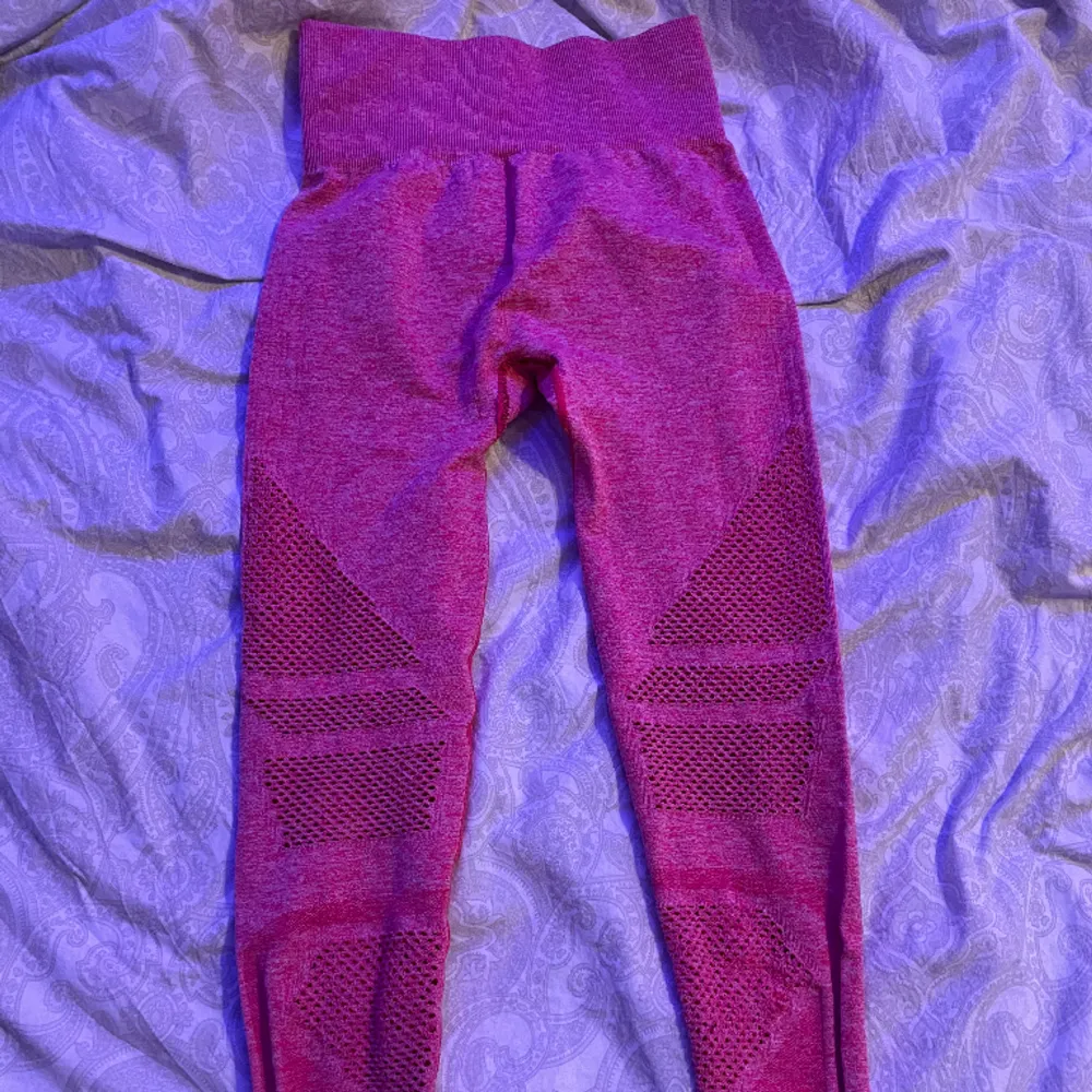 Ett par rosa gym byxor i frön märket iciw.  Det är en lagning mellan benen på tajtsen( se på bild 2) storlek xs . Jeans & Byxor.