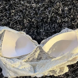 Topp från only - Säljer min sommartopp från only då den ej kommer till användning. Inga defekter och använd fåtal gånger. Orginalpris 300kr.