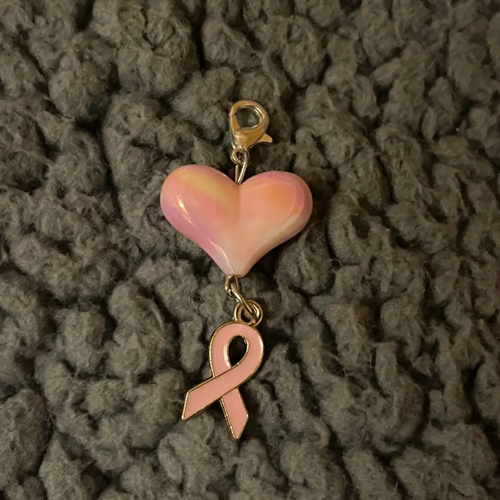 Nyckelring med rosabandet (bröstcancerpatienter). Accessoarer.
