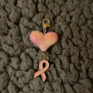 Nyckelring med rosabandet (bröstcancerpatienter)