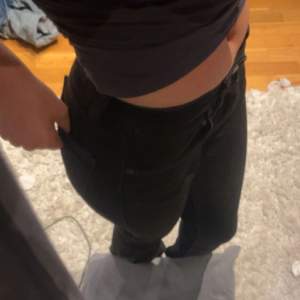 Säljer nu mina ass snygga o bekväma zara jeans köpt i september 2023 ny skick inga defekter skriv gärna vid intresse 💓