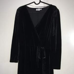 High quality velvet dress , black color , good fit for parties or celebration times. More pictures available. prise at the shop 599 kr   Used very few times