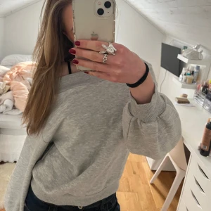 Off shoulder tröja  - Snygg off shoulder tröja från hm! Den är använd men i bra skick. Pris går att diskutera! 💕