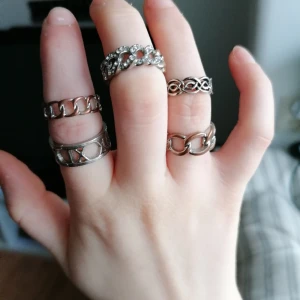 Silvriga ringar - 5 st silvriga Ringar jag inte använder, den silvriga färgen ha försvunnit på delar av dem men är fortfarande fina. Bra för folk med mindre fingrar då dem är hyfsat smala
