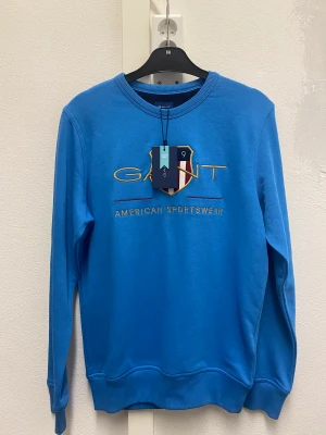 GANT tröja - Säljer en helt ny GANT sweatshirt då den inte föll min son i smaken. Prislappen och tags kvar. Stl S